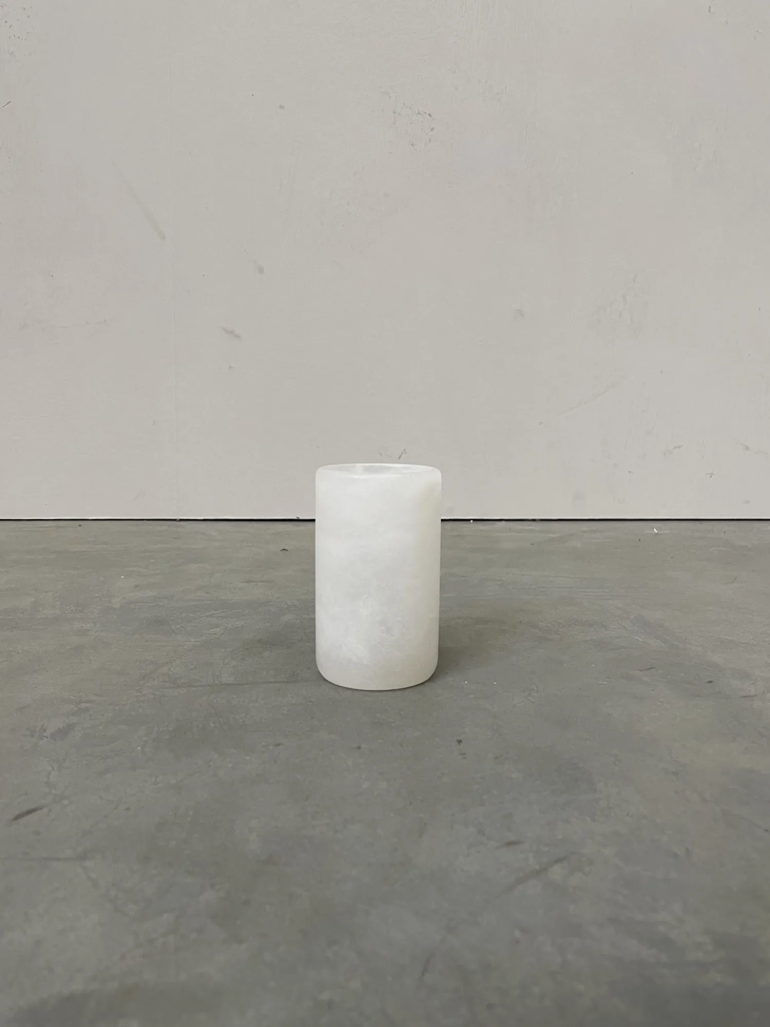 Shop Les Soeurs Cylinder Alabaster Waxinelichthouder (Small) White