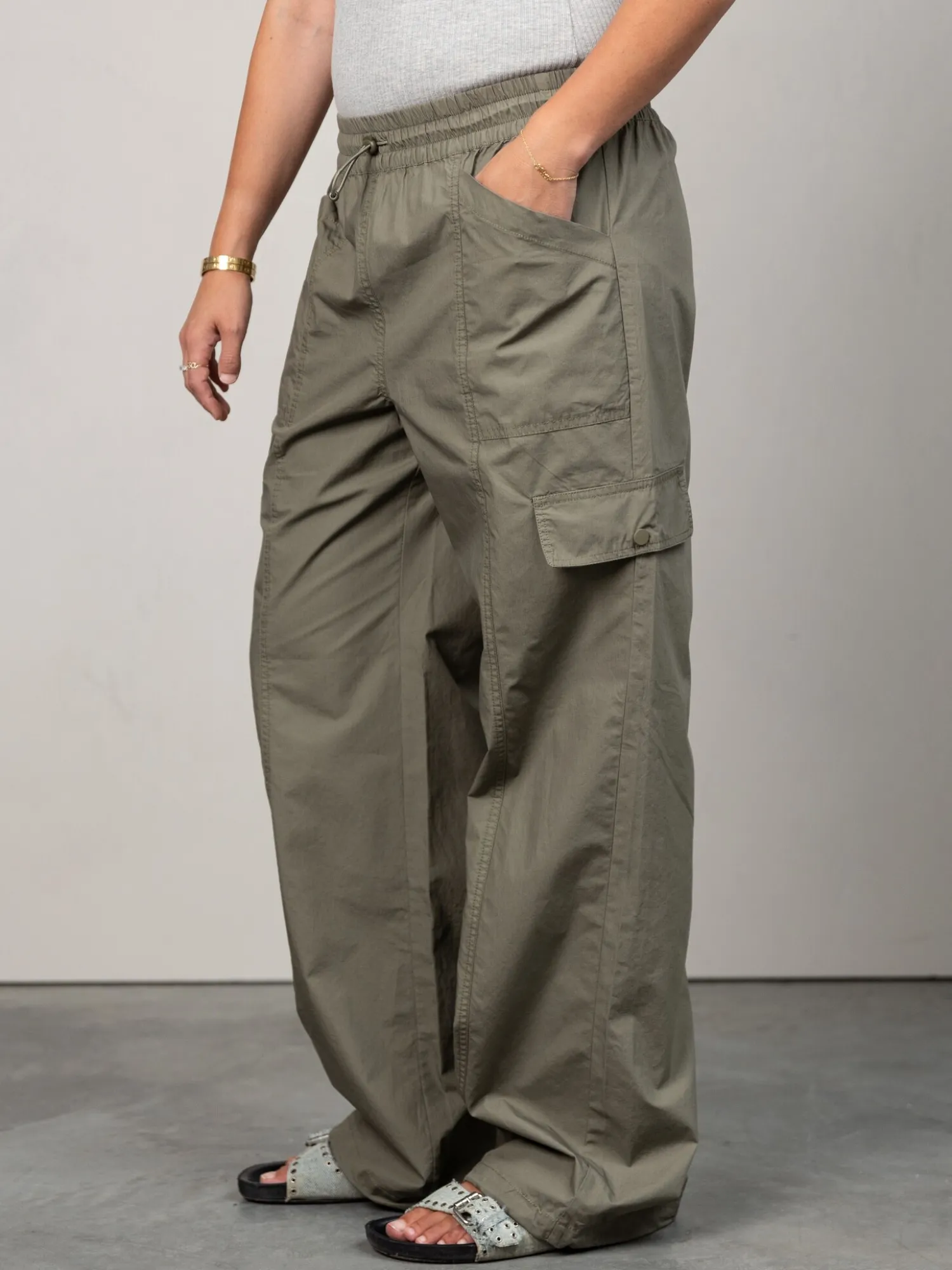 Best MBYM Parachutebroek Yami Damika Dusty Olive