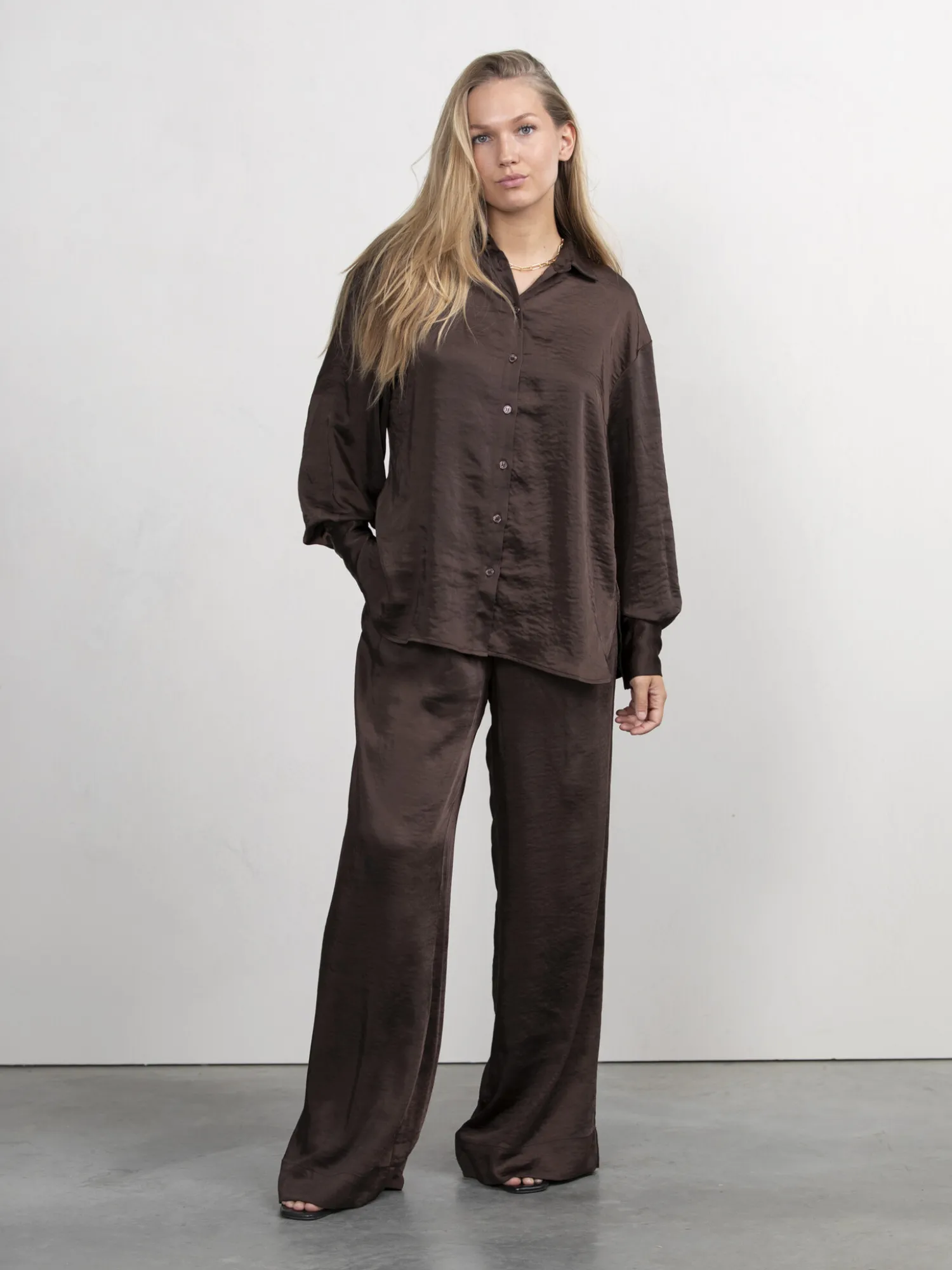 Sale Les Soeurs Satijn Rechte Broek Adele Dark Brown