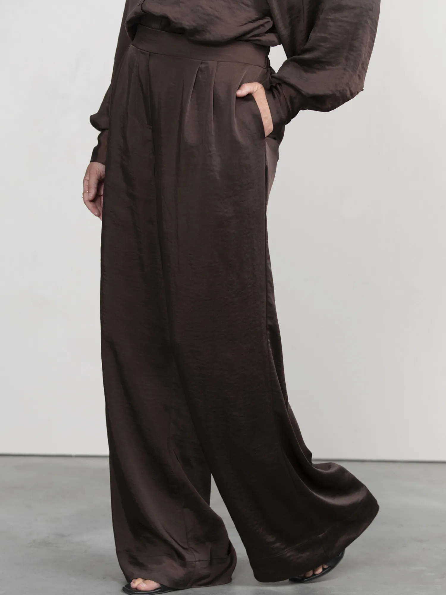 Sale Les Soeurs Satijn Rechte Broek Adele Dark Brown